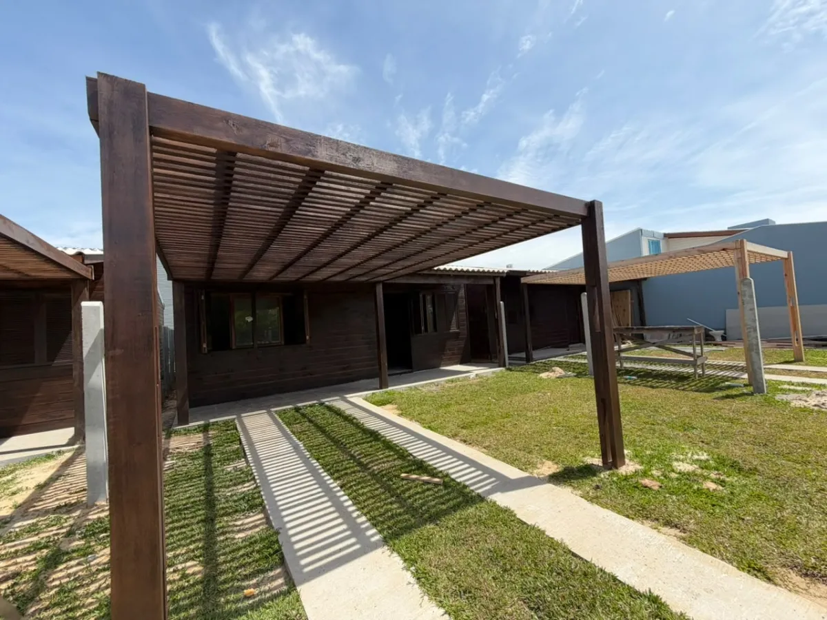 Casa com 02 Dormitórios Disponível para Aluguel Anual no Bairro Araçá — foto 1