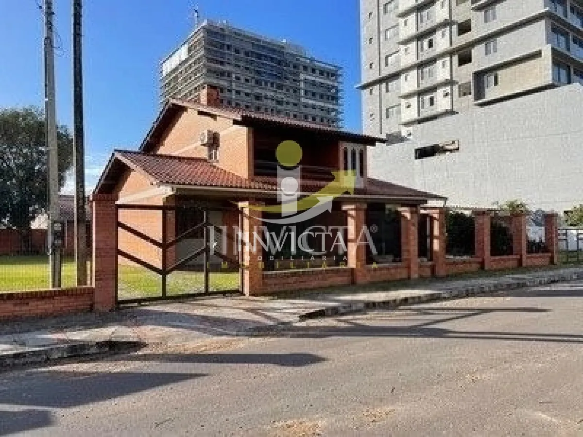 Sobrado com 06 Dormitórios Disponível para Aluguem Anual no Bairro Zona Nova. — foto 1