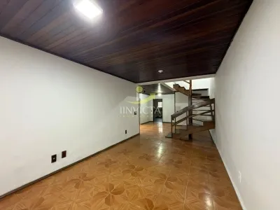 Sobrado com 03 Dormitórios Disponível para Aluguel Anual no Centro de Capão da Canoa. — foto 2