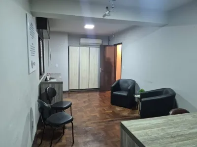 Casa Comercial Disponível para Aluguel Anual no Centro de Capão da Canoa. — foto 5