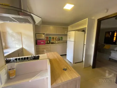 Sobrado com 06 Dormitórios Disponível para Aluguem Anual no Bairro Zona Nova. — foto 4