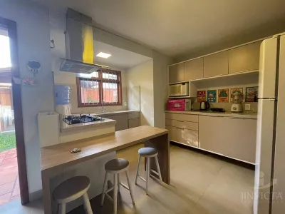 Sobrado com 06 Dormitórios Disponível para Aluguem Anual no Bairro Zona Nova. — foto 5