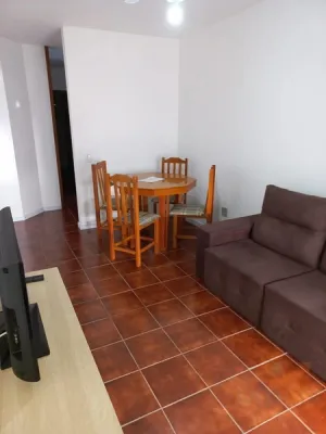 Apartamento 2 Dormitórios Mobiliado para Aluguel Anual no Bairro Centro em Capão da Canoa — foto 3