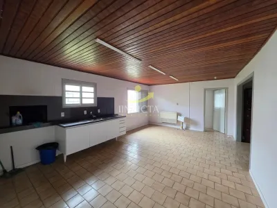 Casa Comercial Disponível para Aluguel Anual no Centro de Capão da Canoa. — foto 2